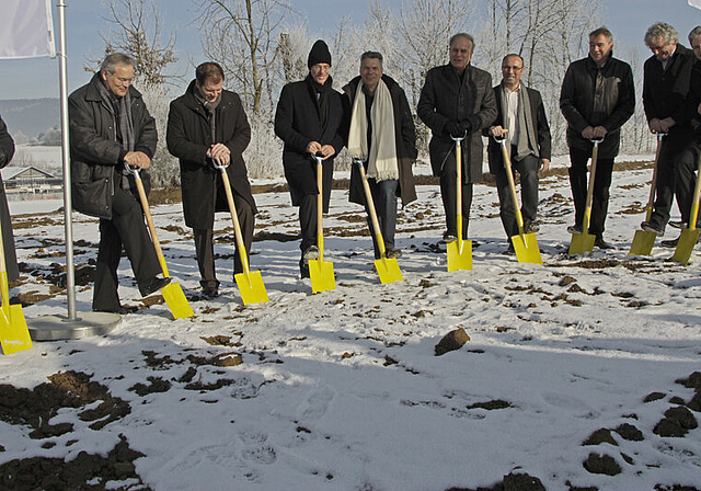 Stechen symbolisch ihren gelben Spaten in den Boden: Die Ricola-Direktoren Giovanni Batzer (l.), Felix Richterich (2. v. l.), Lukas Richterich (5. v. l.), die Architekten Jacques Herzog (4. v. l.), Pierre de Meuron (5. v. r.) und Stadtpräsident Alex