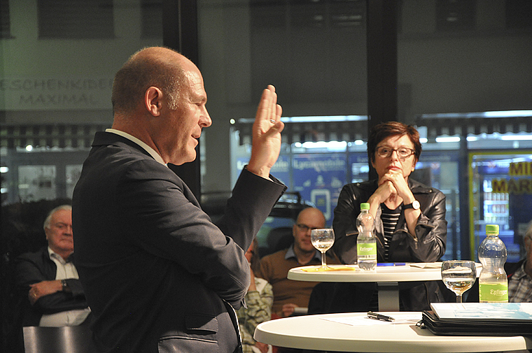 «Der alte Pragmatismus existiert noch.» Der Baselbieter Regierungsrat Anton Lauber redet der Zusammenarbeit der beiden Basler Halbkantone das Wort, im Hintergrund Ständerätin Anita Fetz aus Basel-Stadt.  Foto: Gemeinde Reinach