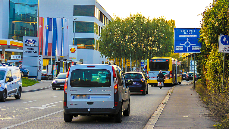Überlastete Strassen: Auf der viel befahrenen Bruggstrasse zwischen Dornach und Reinach kommt es in den Stosszeiten regelmässig zu Verkehrsüberlastungen.  Foto: Tobias Gfeller