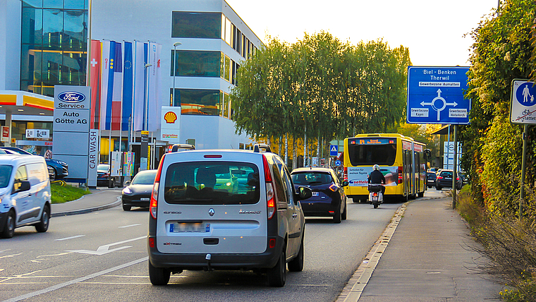 Überlastete Strassen: Auf der viel befahrenen Bruggstrasse zwischen Dornach und Reinach kommt es in den Stosszeiten regelmässig zu Verkehrsüberlastungen. Foto: Tobias Gfeller