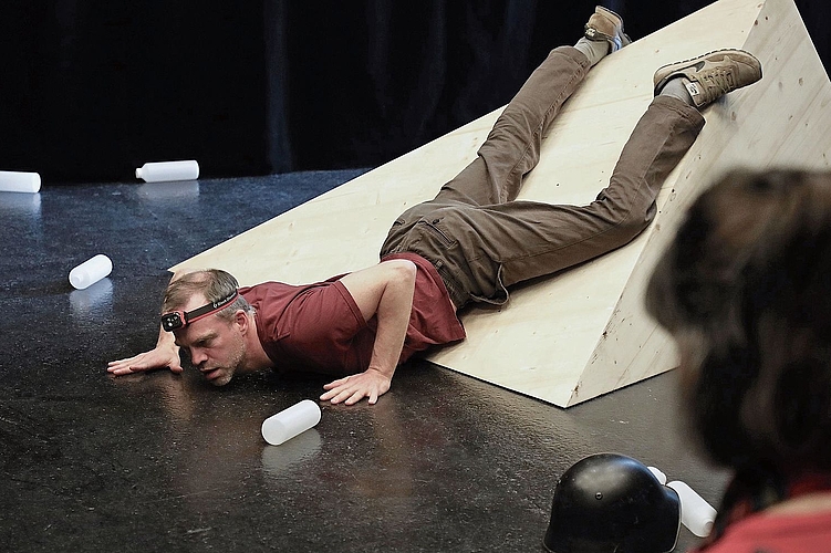 Karge Bühne: Ein Einblick in die Proben vermittelt einen Eindruck von der Atmosphäre des Stücks. Fotos: zVg Karge Bühne: Ein Einblick in die Proben vermittelt einen Eindruck von der Atmosphäre des Stücks. Fotos: zVg