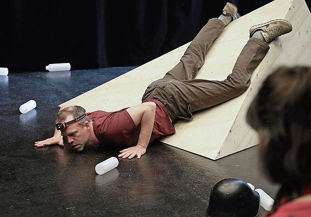 Karge Bühne: Ein Einblick in die Proben vermittelt einen Eindruck von der Atmosphäre des Stücks. Fotos: zVg