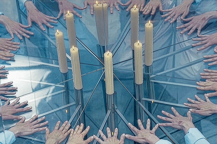 Angst vor Apokalypsen: Die Kunstschaffenden interpretieren rituelle Praktikenals Bewältigungsstrategien innerhalb von Gesellschaften.