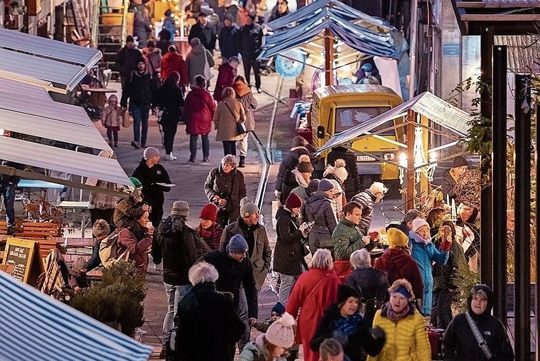 Einmaliges Ambiente: der etwas alternative und zugleich industrielle Charakteram Bazar de Noël auf dem Walzwerkareal.Foto: zvg