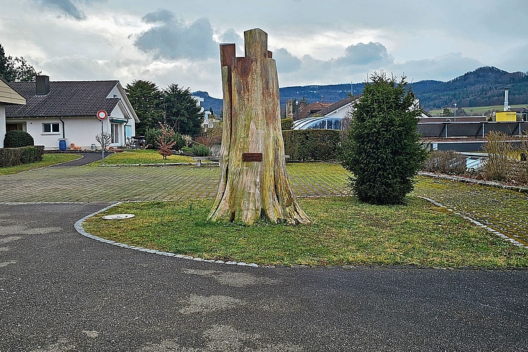Versiegelte Flächen und kaum Bepflanzung: Rund um die reformierte Kirche soll  eine kleine parkartige Oase für Mensch und Tier entstehen. Über die nötigen Eigenmittel stimmt die Kirchgemeinde am 8. März ab. Foto: Melanie Brêchet