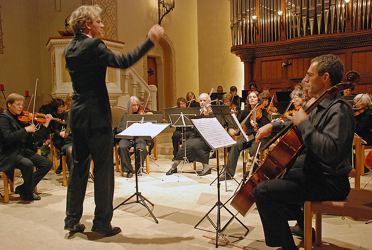 Dynamisch und mit Körpereinsatz: Markus Teutschbein dirigiert das Orchester Arlesheim. Foto: Thomas Brunnschweiler