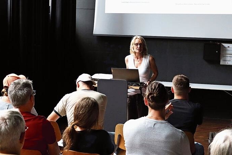 Thema Ombudsstelle: Vera Feldges erklärt, was die Ombudsstelle ist und was sie macht. FOTO: CARLO LANG