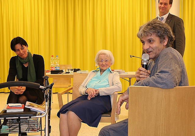 «Kauft das Buch»: (v.l.) Autorin Simone Müller, Zeitzeugin Mina Rui und ihr Sohn, der anregt, das Buch zu kaufen, sowie Zentrumsleiter Michael Rosenberg. Foto: Gaby Walther