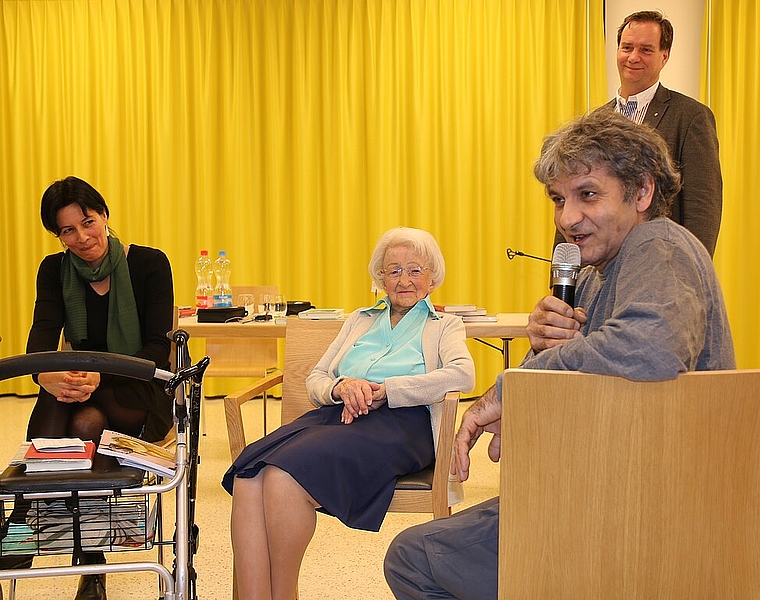 «Kauft das Buch»: (v.l.) Autorin Simone Müller, Zeitzeugin Mina Rui und ihr Sohn, der anregt, das Buch zu kaufen, sowie Zentrumsleiter Michael Rosenberg. Foto: Gaby Walther