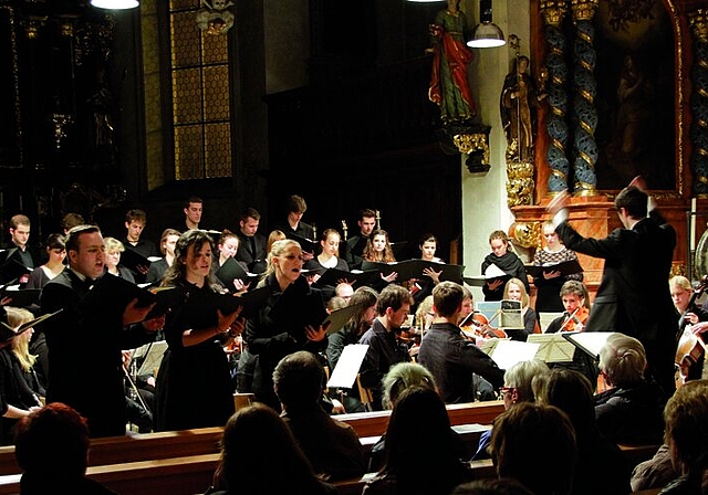 Kompakt und präsent wie die Profis: Die Solisten Tobias Wurmehl, Timothy Löw, Silvana Candreia und Alexandra Behrndt (v. l.), mit Chor, Orchester und Dirigent Raphael Ilg.  Foto: Martin Staub