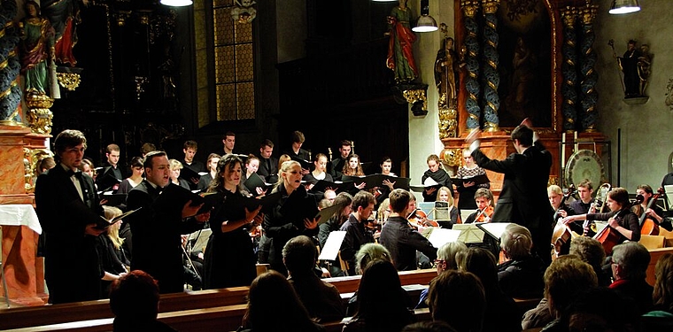 Kompakt und präsent wie die Profis: Die Solisten Tobias Wurmehl, Timothy Löw, Silvana Candreia und Alexandra Behrndt (v. l.), mit Chor, Orchester und Dirigent Raphael Ilg. Foto: Martin Staub
