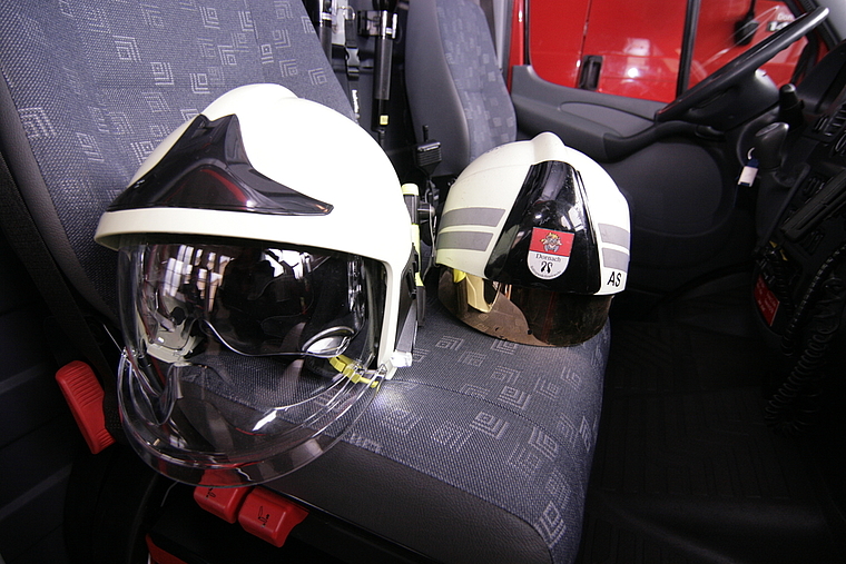 Integrierte LED-Leuchte, verstellbares, brillenträgerfreundliches Visier und unbegrenzte Lebensdauer: Der Gallet F1 XF (links) löst den alten Einsatzhelm der Stützpunktfeuerwehr Dornach ab. Foto: Lukas Hausendorf