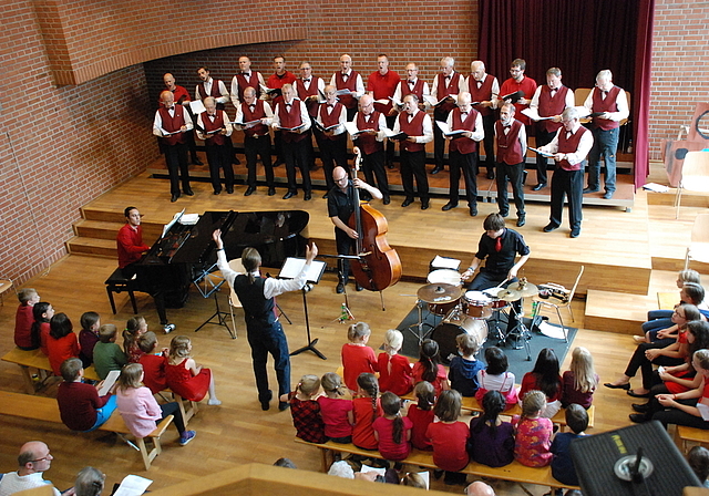 Ein letztes Mal: Reiner Schneider-Waterberg dirigiert den Männerchor Arlesheim, begleitet von Manuel Barroz Monasterio (Klavier), Winfried Holzenkamp (Kontrabass) und J. J. Loew (Schlagzeug).  Foto: Thomas Brunnschweiler
