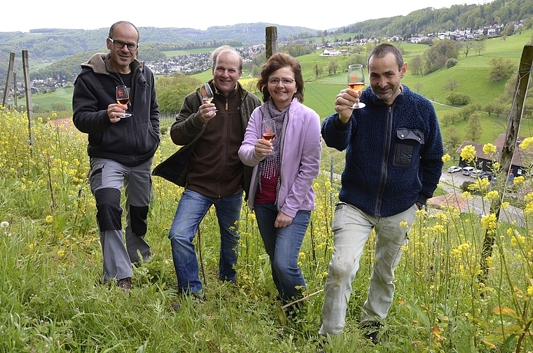 Zum Wohl miteinander: Michael Huber, Nicolas Dolder, Monika Fanti und Ulrich Bänninger (v. l.) freuen sich darauf, mit vielen Besuchern auf den Baselbieter Wein anzustossen.