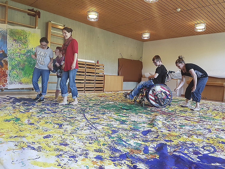 Schüler fotografierten in der Kunstwoche Schüler: Im Raum mit den farbigen Bewegungsspuren. Foto: ZVG