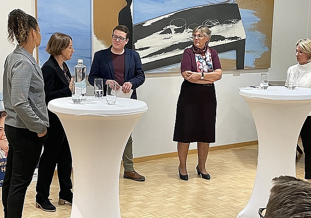 Vier Nationalratskandidatinnen: Engagiert diskutierten unter der Leitung von Sven Altermatt (v.l.) Aline Kurth, Karin Kälin, Susanne Koch und Sibylle Jeker. Foto: Thomas Immoos