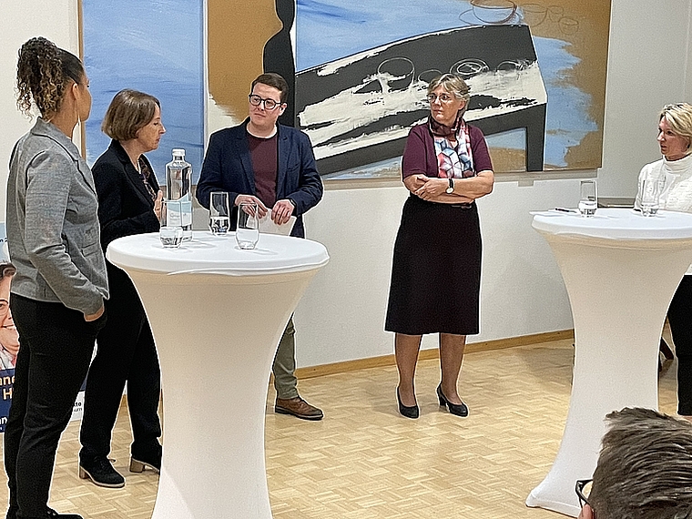 Vier Nationalratskandidatinnen: Engagiert diskutierten unter der Leitung von Sven Altermatt (v.l.) Aline Kurth, Karin Kälin, Susanne Koch und Sibylle Jeker. Foto: Thomas Immoos