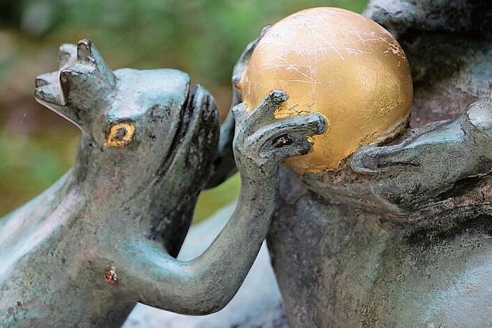 Bronzeskulptur: Der Froschkönig.