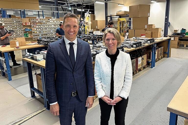 Gutes Wahlergebnis: Christian Imark und Sibylle Jeker hier bei einer Besichtigung der Aqua Solar AG in Büsserach. Foto: ZVG