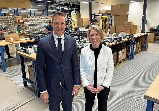 Gutes Wahlergebnis: Christian Imark und Sibylle Jeker hier bei einer Besichtigung der Aqua Solar AG in Büsserach. Foto: ZVG