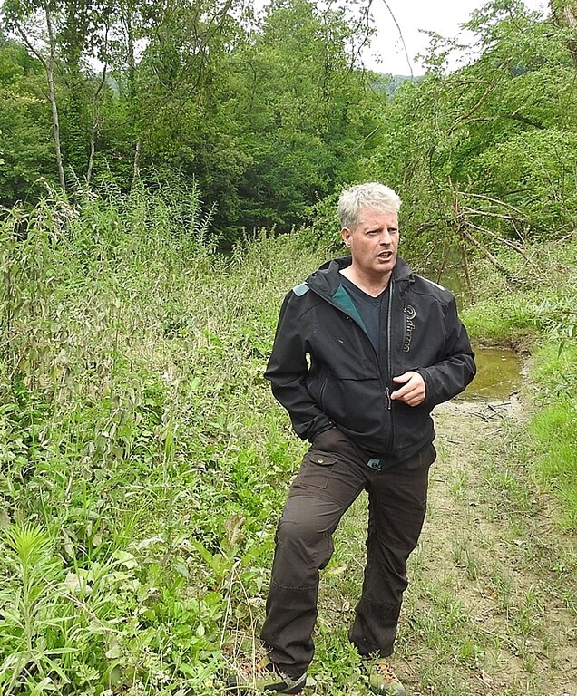 <em>Im Dickicht: </em> Christian Becker vom Forstrevier Angenstein im neu ausgehobenen Seitenarm der Birs.Foto: Peter Walthard