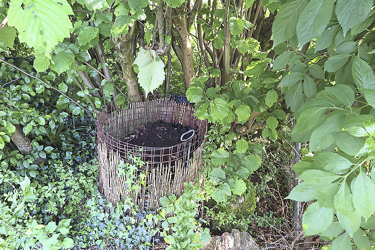 Kreislauf: Lauschige Kompost-Ecke in naturnahem Garten. Foto: Edmondo Savoldelli