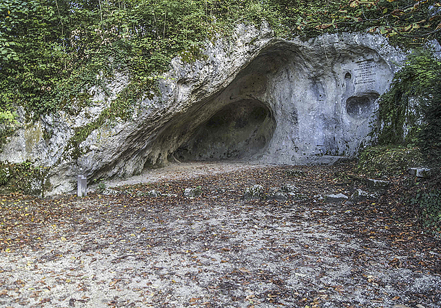 Karussellplatz:  Mit viel Fantasie kann man sich die altsteinzeitlichen Bewohner dieser Halbhöhle vorstellen.  Foto: Oliver Sterchi