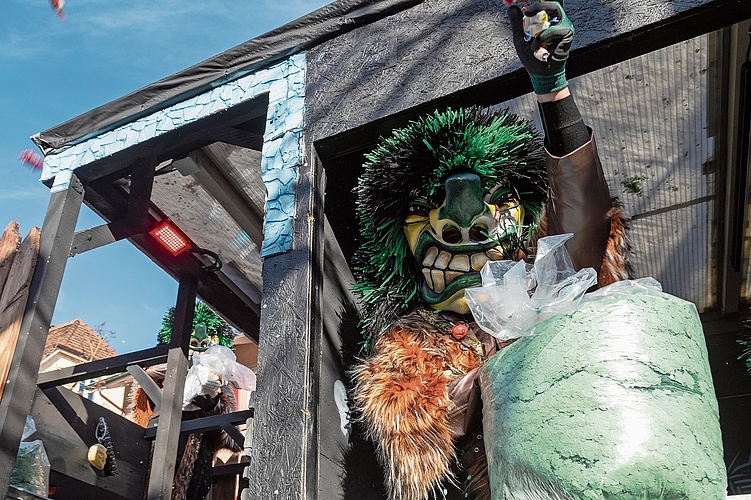 Volle Säcke: Die Wagenclique «Barbare» ist bestens mit Räppli ausgerüstet. Volle Säcke: Die Wagenclique «Barbare» ist bestens mit Räppli ausgerüstet.