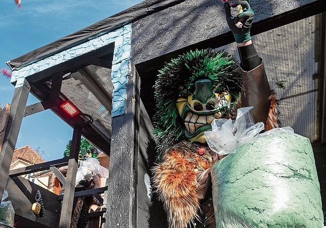 Volle Säcke: Die Wagenclique «Barbare» ist bestens mit Räppli ausgerüstet.