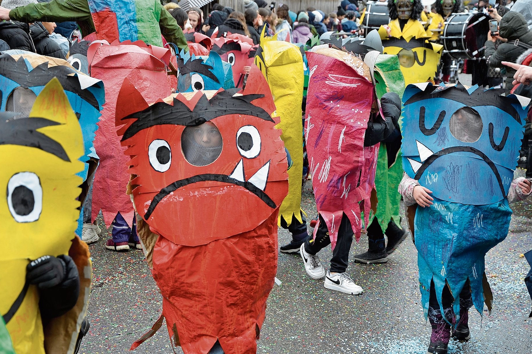 Kein Grund zum Lachen: Diese Monster hatten das passende Gesichtzum vorherrschenden Wetter aufgemalt. Kein Grund zum Lachen: Diese Monster hatten das passende Gesichtzum vorherrschenden Wetter aufgemalt.