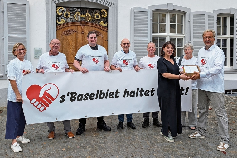 Eingereicht: Die Volksinitiative fordert eine rechtsverbindliche, vertragliche Lösung für die Gesundheitsversorgung im Laufental. Die Unterschriften an Landschreiberin Elisabeth Heer Dietrich übergeben hat unter anderen Remo Oser (ganz rechts). Fo