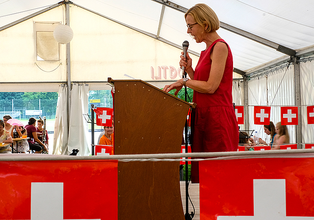 Passend zur Schweizer Fahne: Die Festrednerin, Regierungsrätin Susanne Schaffner-Hess, ganz in Rot.  Fotos: Thomas Brunnschweiler