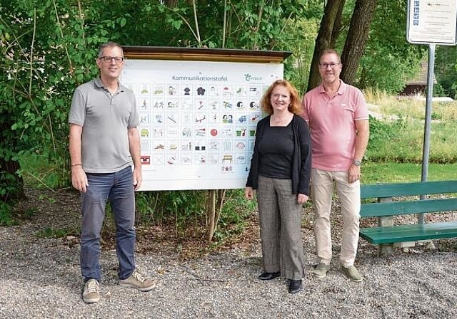 Gemeinsam engagiert: (v. l.) Gemeindepräsident Markus Eigenmann sowie die Präsidentin und der Geschäftsleiter  der Vereinigung Cerebral Basel, Christine Menz und Beat Loosli, vor der neuen Kommunikationstafel. Foto: Mirjam Sinniger