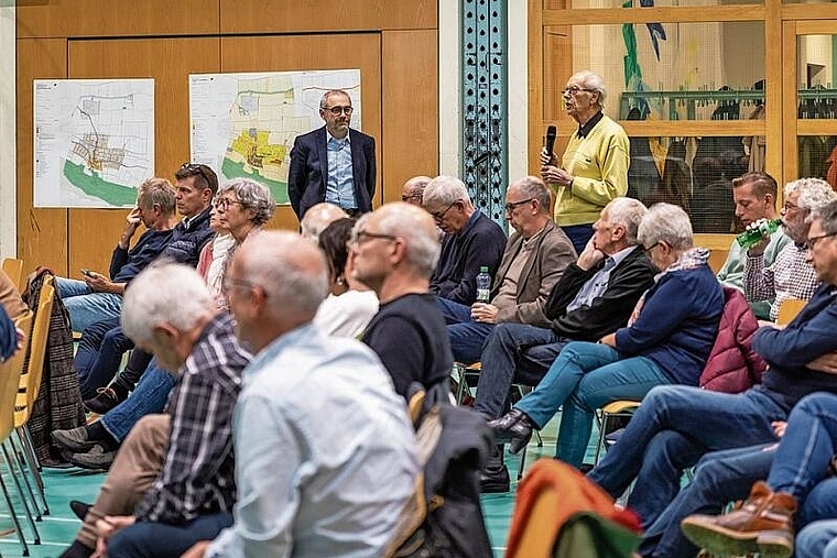 Kritische Fragen: Ein Einwohner stellt der Arbeitsgruppe der Gemeinde eine Frage zur Ortsplanungsrevision. Links im Bild Gemeinderatsmitglied Claus Wepler.  Foto: Katja Schmidlin