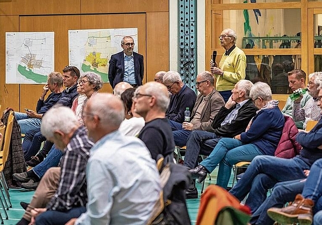 Kritische Fragen: Ein Einwohner stellt der Arbeitsgruppe der Gemeinde eine Frage zur Ortsplanungsrevision. Links im Bild Gemeinderatsmitglied Claus Wepler.  Foto: Katja Schmidlin