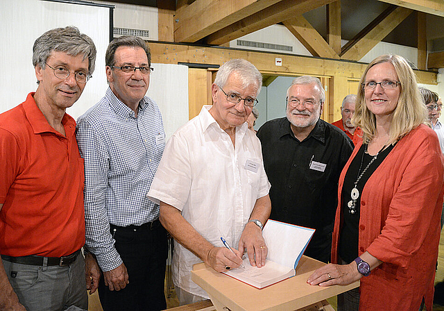 Mit dem Autor Franz Wirth (Mitte) freuen sich (v. l.) Fredi Kilchherr, Bruno Hiltmann und Bianca Maag über die erfolgreiche Herausgabe der Jubiläumsschrift.  Foto: Heiner Leuthardt