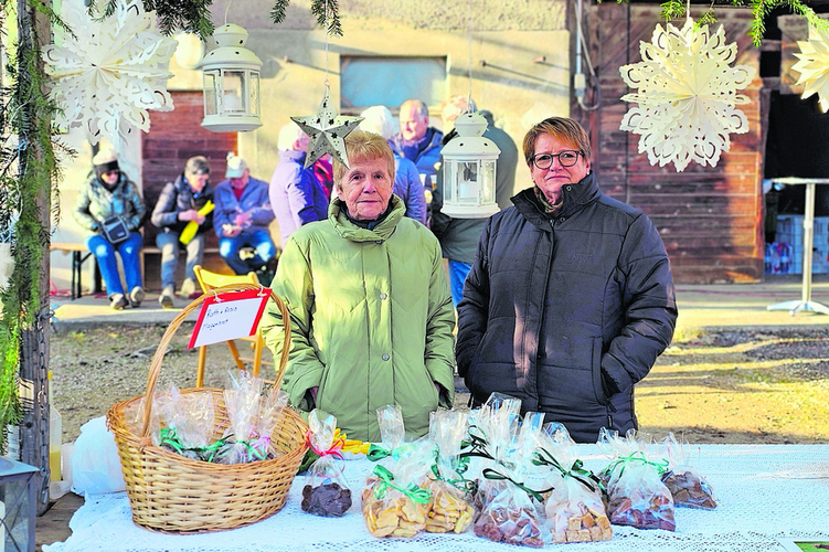 Waren bisher an jedem Weihnachtsmarkt in St. Pantaleon dabei: Rosi Morand (l.) und Ruth Meier boten Back- und Fleischwaren an. 