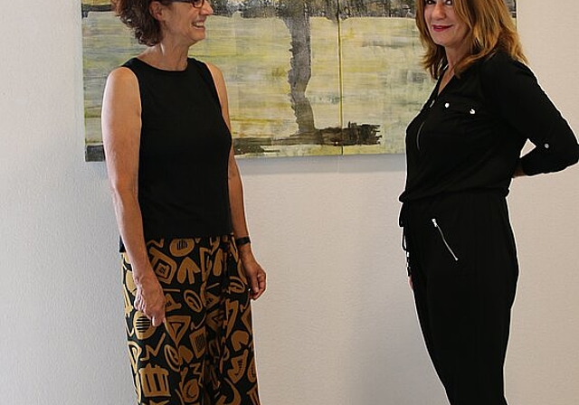 Kunst: Eva Schmidlin (l.) mit der Besucherin Andrea Hueber. Foto: Gini Minonzio