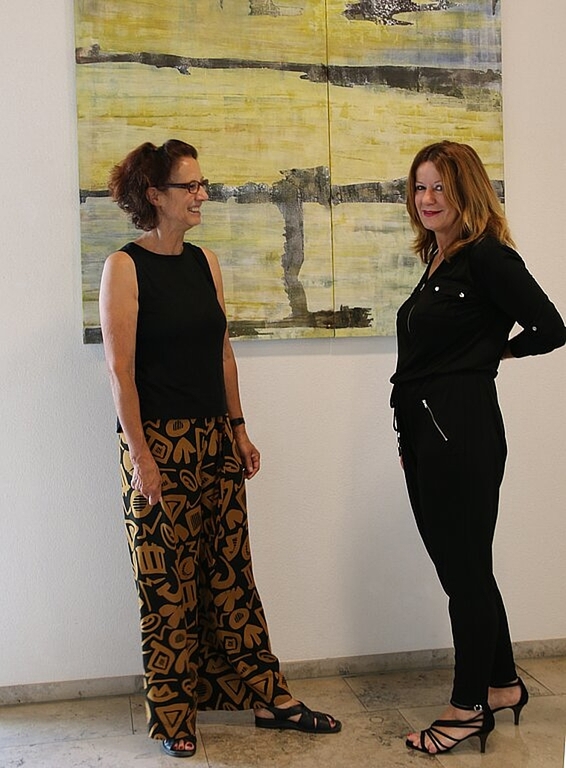 Kunst: Eva Schmidlin (l.) mit der Besucherin Andrea Hueber. Foto: Gini Minonzio