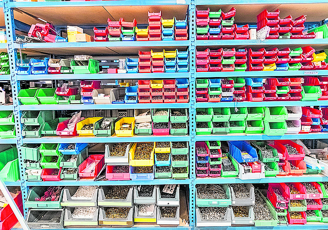 Schrauben, Nägel und mehr: In vielen Kisten findet man hier jede Menge Kleinkram. Fotos: Nicole Nars-Zimmer