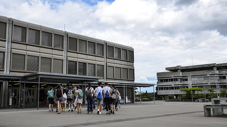 7.30 Uhr: Aescher Sekundarschüler auf dem Weg zum Unterricht im Neumattschulhaus. Foto: Thomas Kramer
