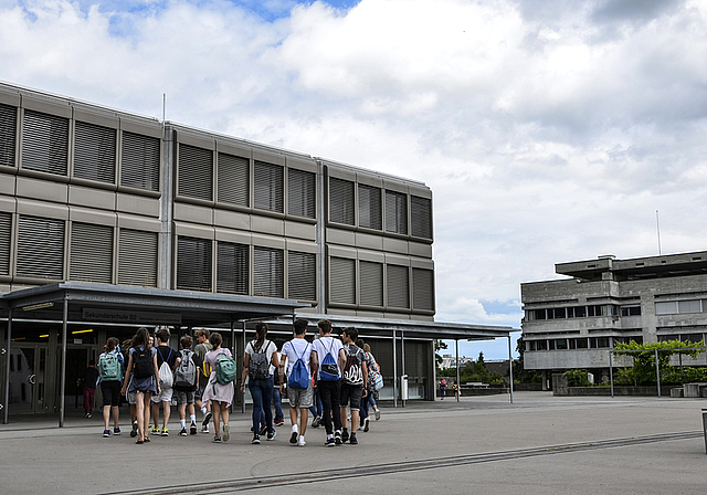 7.30 Uhr: Aescher Sekundarschüler auf dem Weg zum Unterricht im Neumattschulhaus.  Foto: Thomas Kramer