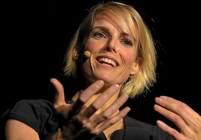 Hohe Bühnenpräsenz, Witz und Schlagfertigkeit: Die Komikerin Stéphanie Berger begeisterte das Publikum. Foto: Thomas Brunnschweiler