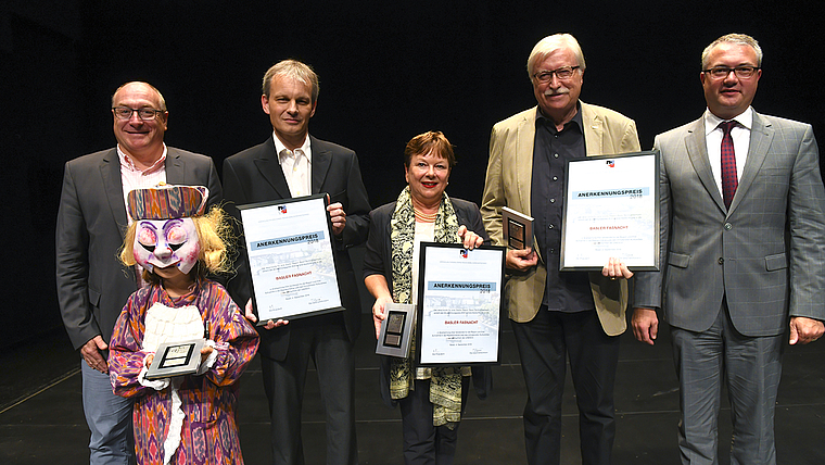 Preisverleihung: Starke-Region-Präsident Reto Wolf (links) und Laudator Remo Ankli (rechts) zeichneten die Fasnachtsvertreter Muriel Arni (im Goschdyym), Markus Grau, Pia Inderbitzin und René Glaser mit Urkunden aus. Foto: ZVG/Kenneth Nars