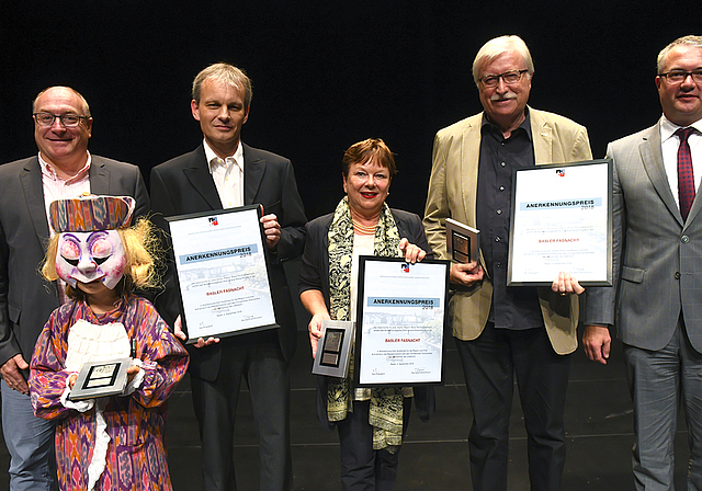 Preisverleihung: Starke-Region-Präsident Reto Wolf (links) und Laudator Remo Ankli (rechts) zeichneten die Fasnachtsvertreter Muriel Arni (im Goschdyym), Markus Grau, Pia Inderbitzin und René Glaser mit Urkunden aus.  Foto: ZVG/Kenneth Nars