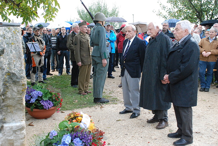 Bei der Kranzniederlegung sichtlich ergriffen (v. l.): Die Zeitzeugen Jean-Pierre Wilhelm, Werner Gallusser und Peter Hueber.
