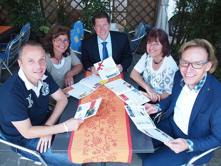 Frisch ab Presse: Lukas Müller, Monika Fanti, Michael Dreier, Claudia Schreiber vom Gewerbevereinsvorstand begutachten zusammen mit Urs Berger von der Wirtschaftskammer das neu lancierte Rabatt- und Gutscheinheft. Foto: Tobias Gfeller