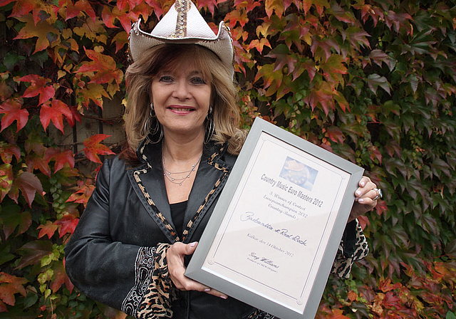 «Ja, ich lebe Country!» Barbara Künzler alias Barbarella präsentiert ihre Urkunde, die sie für den 3. Platz an der «Country-Euro» geholt hat.  Foto: Tobias Gfeller