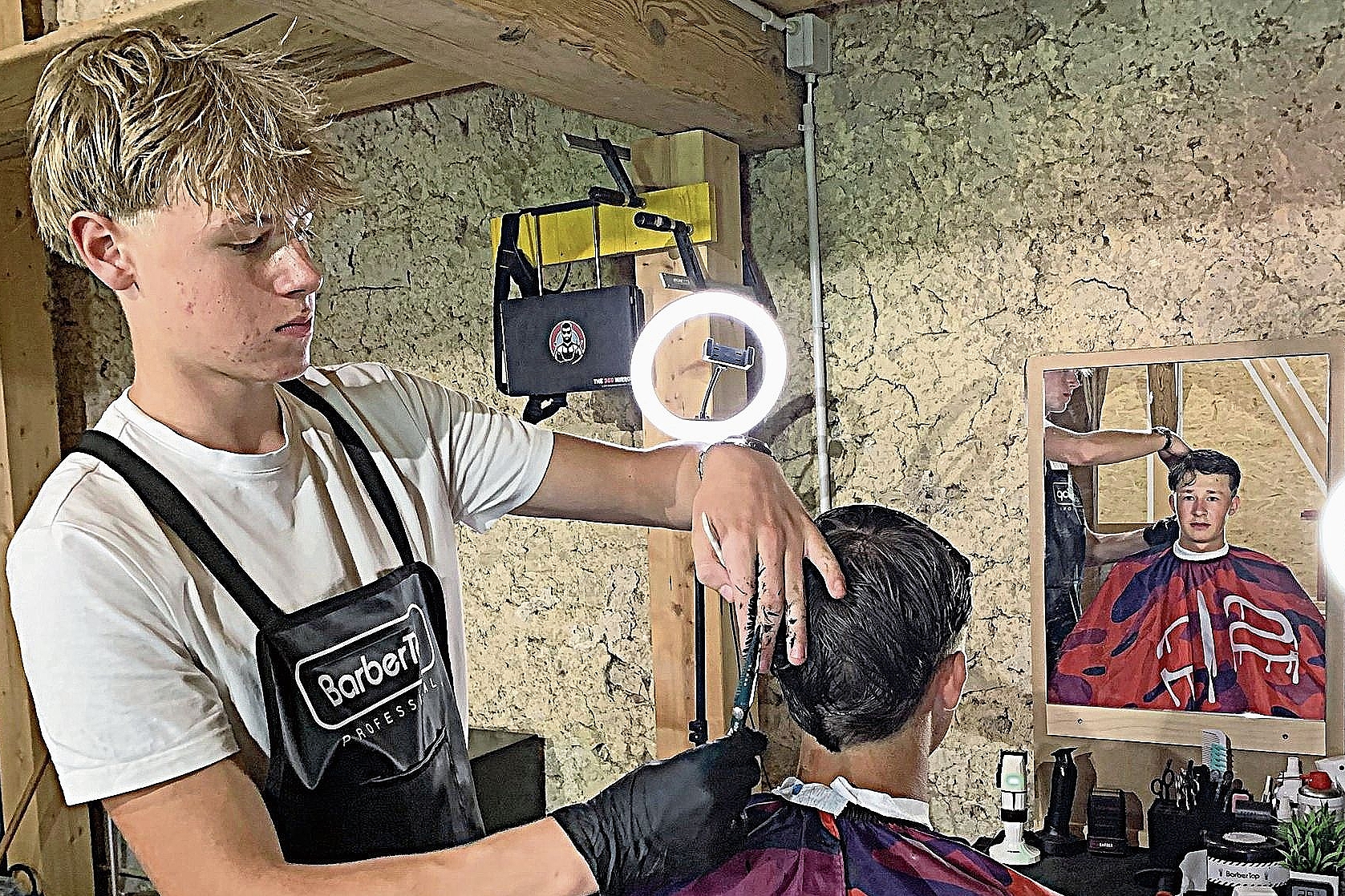 Friseursalon auf dem Dachboden: Christopher Spain verpasst seinem Freund Benjamin Aemisegger einen neuen Haarschnitt. Foto: Mark Riklin Friseursalon auf dem Dachboden: Christopher Spain verpasst seinem Freund Benjamin Aemisegger einen neuen Haarschnitt. Foto: Mark Riklin