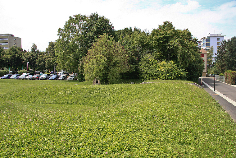 Spielwiese geht verloren: Anwohner wehren sich gegen den geplanten Neubau der Gehörlosen- und Sprachheilschule Riehen an der Ecke Mattweg/Gerenmattstrasse (rechts im Bild). Foto: Edmondo Savoldelli